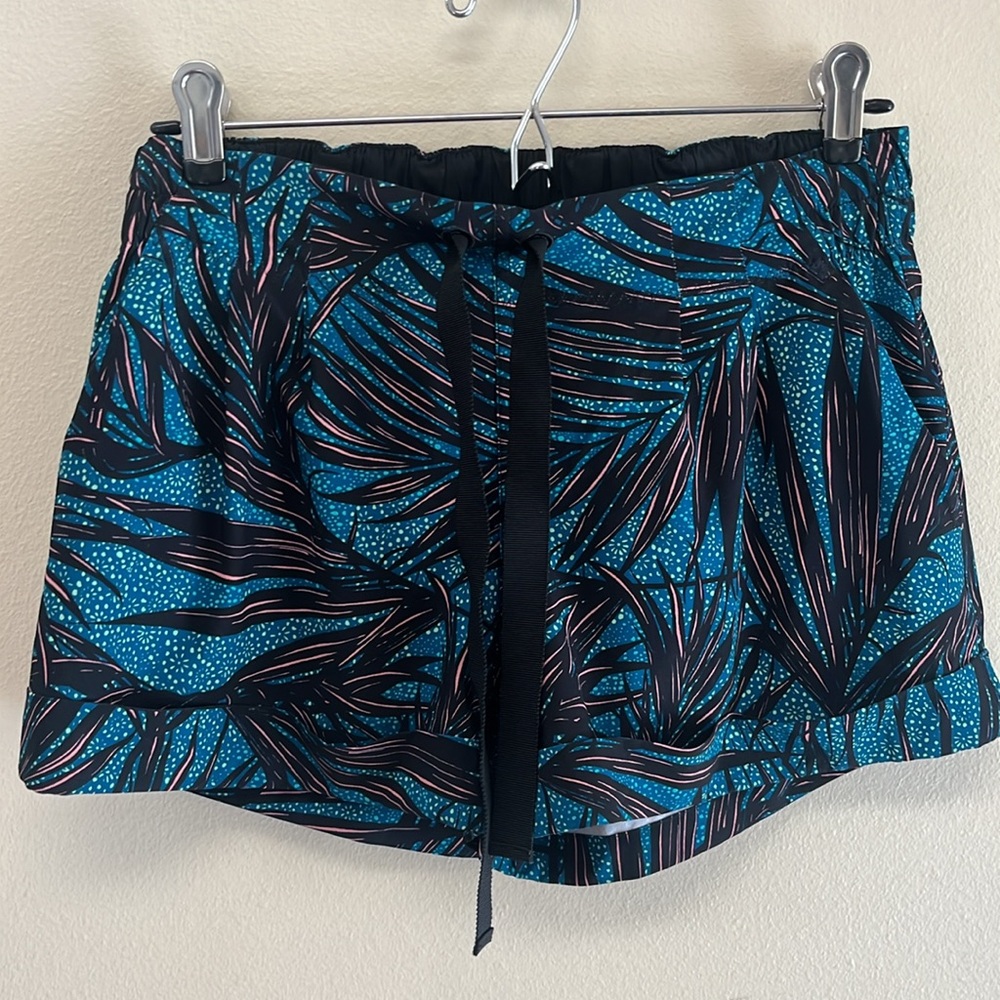 lululemon athletica Teal & Black Printed Women's Shorts size 6 - Picture 5 of 7